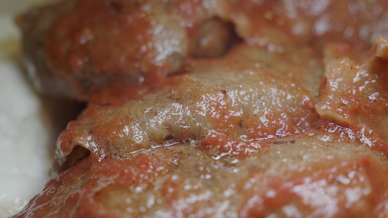 Primo piano di carne di döner o gyros fumante con salsa rossa