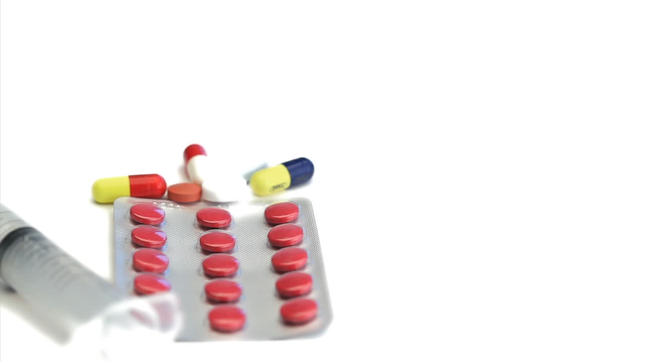 la jeringa y las pastillas girando