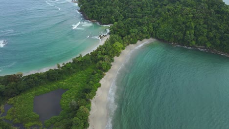 Costa-Rica-Manuel-Antonio-Popular-Tropical-Beach-Destination-With-Blue-Ocean-And-Green-Headland,-4K-Aerial-Drone-Flyover