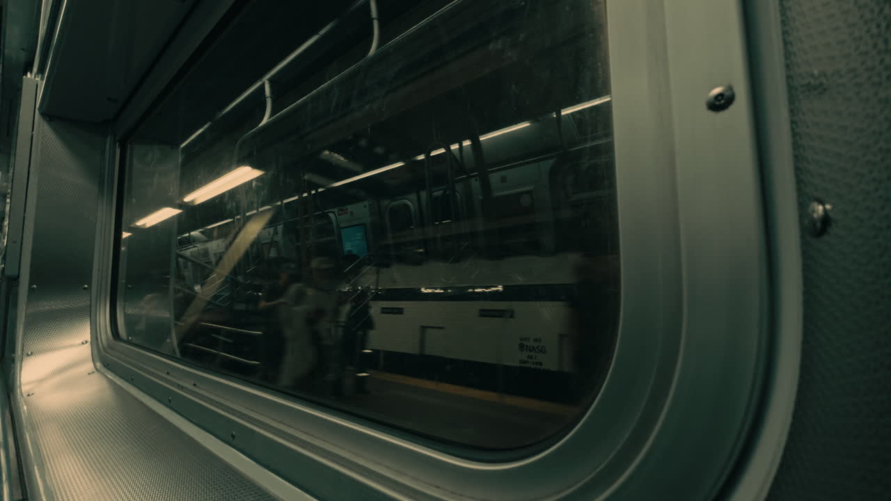Vista dal finestrino del treno della metropolitana che passa la banchina della stazione