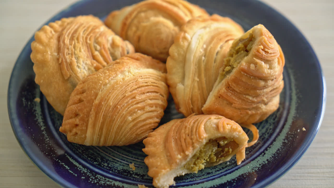 pollo relleno de hojaldre al curry en un plato
