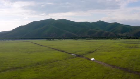 Coche-Blanco-4x4-Conduciendo-Por-Un-Camino-Sucio-Y-Fangoso-En-Las-Tierras-Altas-De-Mongolia