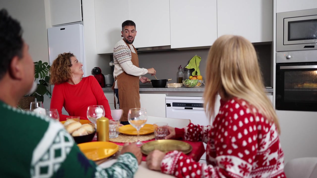 Modern Bir Mutfakta Noel Yemeği İçin Toplanan Arkadaşlar