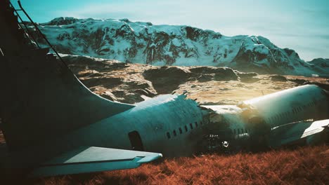 el avión se estrelló en una montaña.