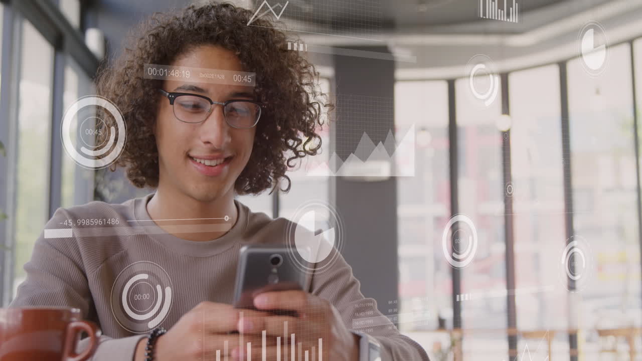 animación de un escáner redondo contra un hombre biracial sonriendo mientras usa un teléfono inteligente en la oficina