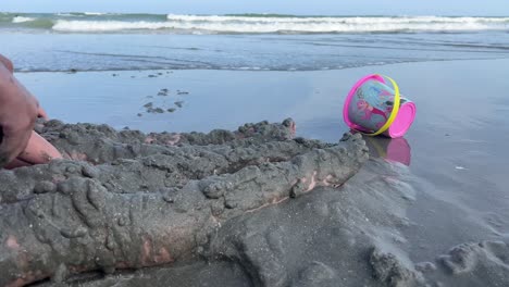 Kinder-Vergraben-Ihre-Beine-Im-Nassen-Sand-In-Myrtle-Beach,-South-Carolina