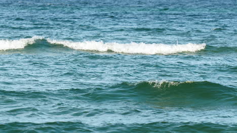 Olas-Rodando-En-El-Océano-Azul-En-La-Península-De-Hel,-Kuznica,-Polonia