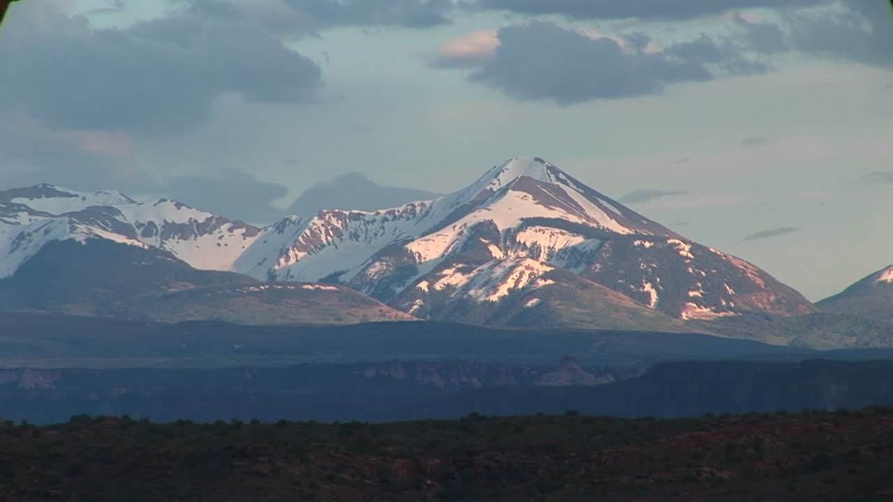 plano general de las montañas de la sal en la hora dorada