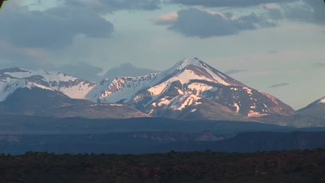 Tiro-Largo-De-Las-Montañas-De-La-Sal-En-Goldenhour