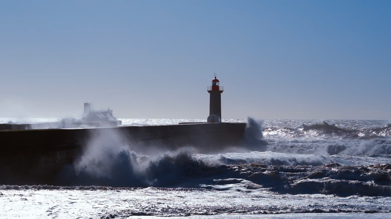 olas tormentosas chocan en el faro de porto, portugal