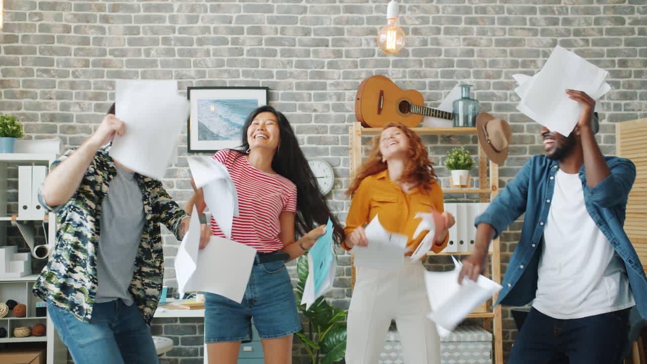 현대 사무실에서 성공을 축하하는 행복한 팀