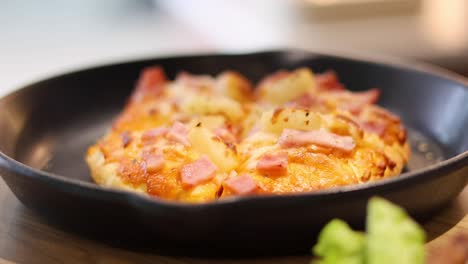 pizza con jamón, piña y ensalada fresca