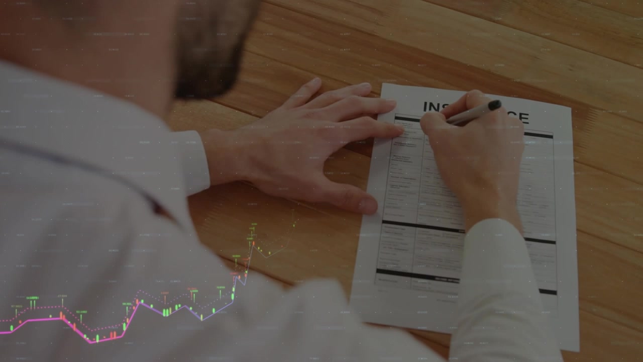 Animazione di elaborazione di dati finanziari su vista posteriore di uomo d'affari che compila un modulo assicurativo