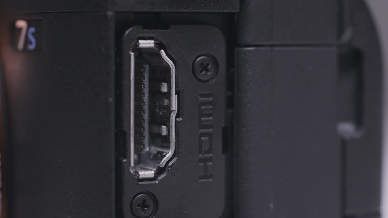 primer plano del puerto hdmi en una cámara sony 7s