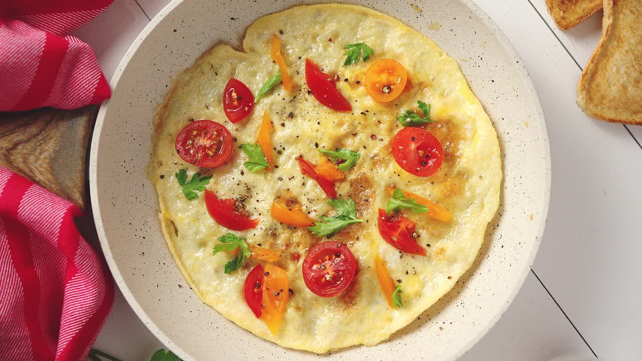 sabrosa tortilla clásica casera con tomates cherry