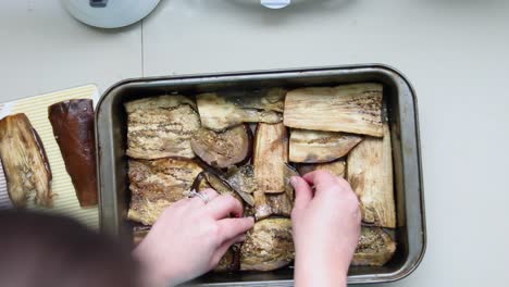 preparando berenjenas horneadas - de cerca