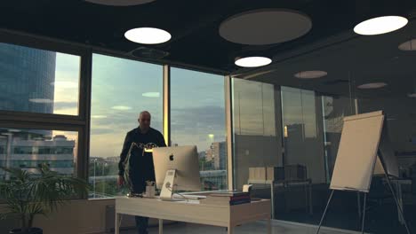 hombre de negocios trabajando en su escritorio con vista a la ciudad