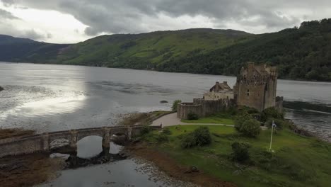 무인 항공기로 스코틀랜드의 eilean donan 성