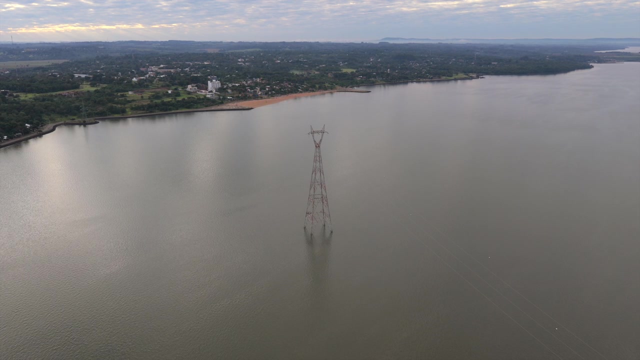 Luftfoto af elektrisk infrastruktur, der krydser Parana-floden i Sydamerika.