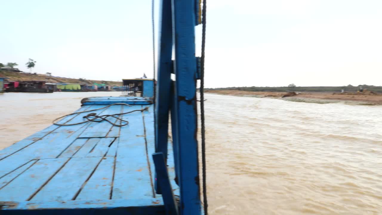 캄보디아 씨엠립 톤레삽 호수의 수상 마을 주변 보트 여행