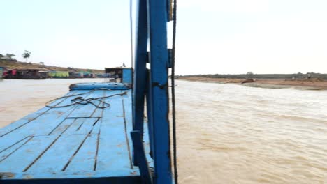 paseo en barco por el pueblo flotante en el lago tonle sap, siem reap, camboya