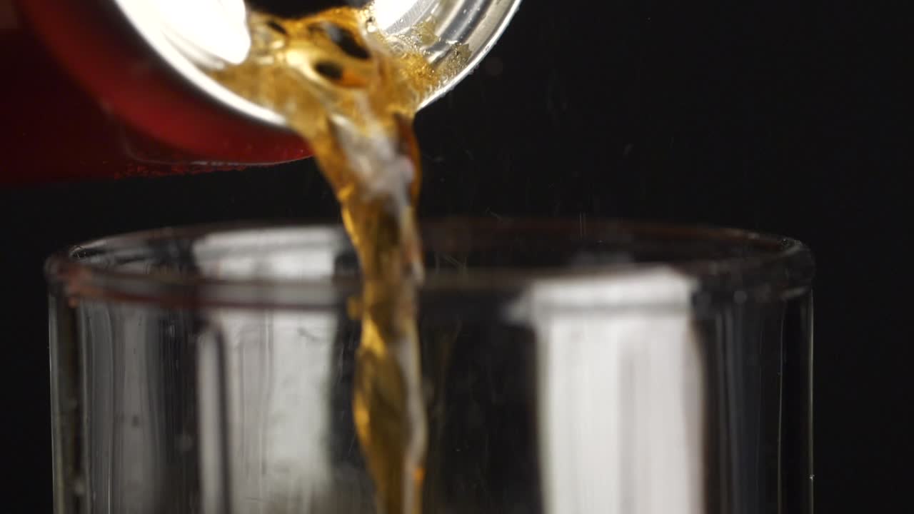 Versare la soda in un bicchiere
