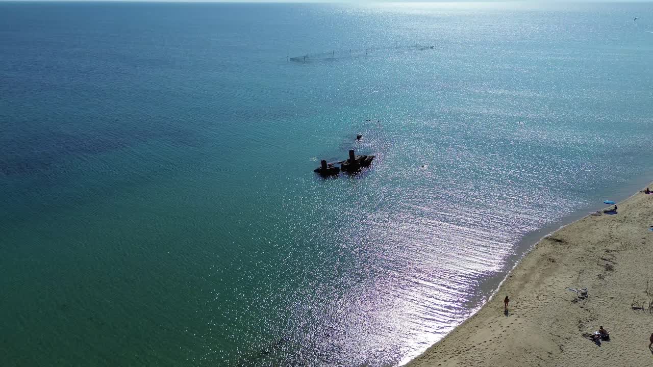 그리스 여름 의 마법 을 맛보는 것: 에파노미 해변 에서 한 날, 매혹적 인 파도 와 침몰 한 배