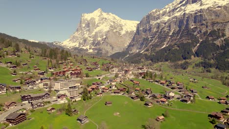 Imágenes-Aéreas-De-Drones-Dolly-De-Derecha-A-Izquierda-Con-Vistas-Al-Pintoresco-Pueblo-De-Montaña-Frente-Al-Monte-Wetterhorn-En-Los-Alpes-Suizos