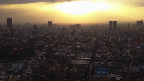 4K-DRONE-FOOTAGE-SUNSET-IN-PHNOM-PENH,-CAMBODIA