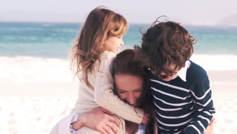 Joven-Madre-Sonriente-Con-Sus-Hijos