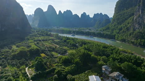 vista aérea de los barcos que se acercan al río lijiang en el soleado yangsho, china