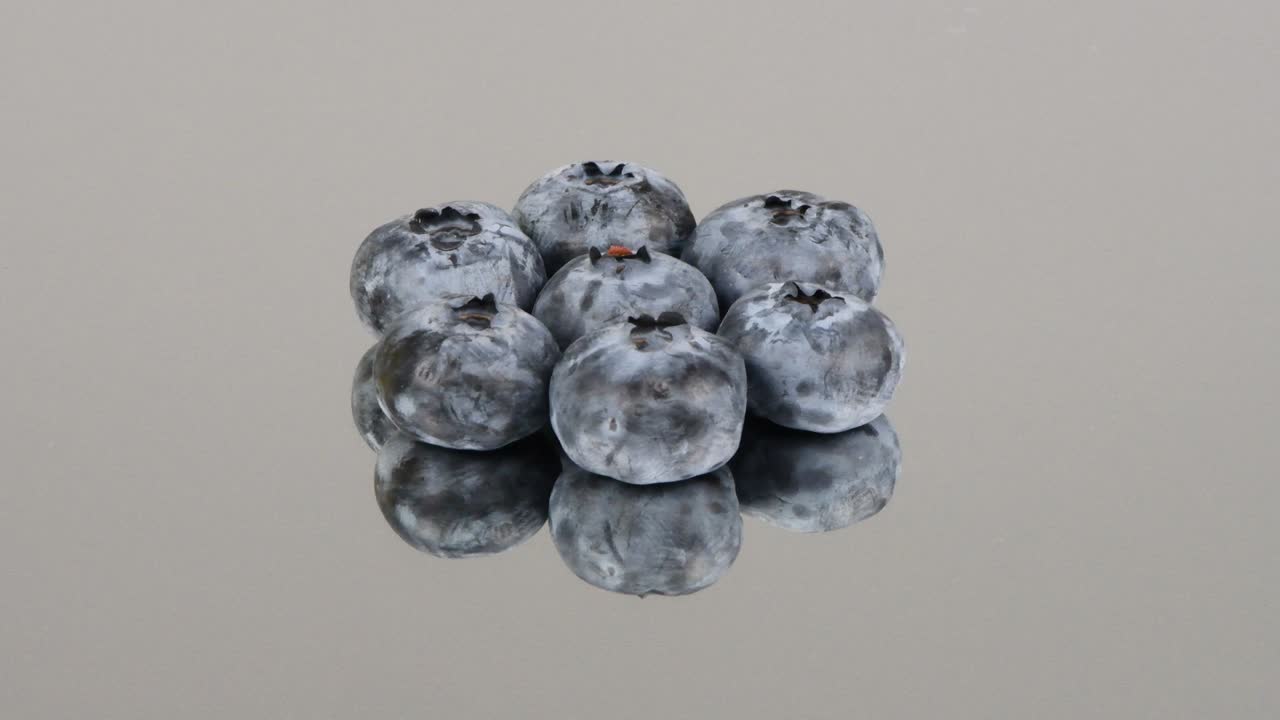 거울 위에 있는 7개의 블루베리: 면 전망: 루프 모션: 회전 360