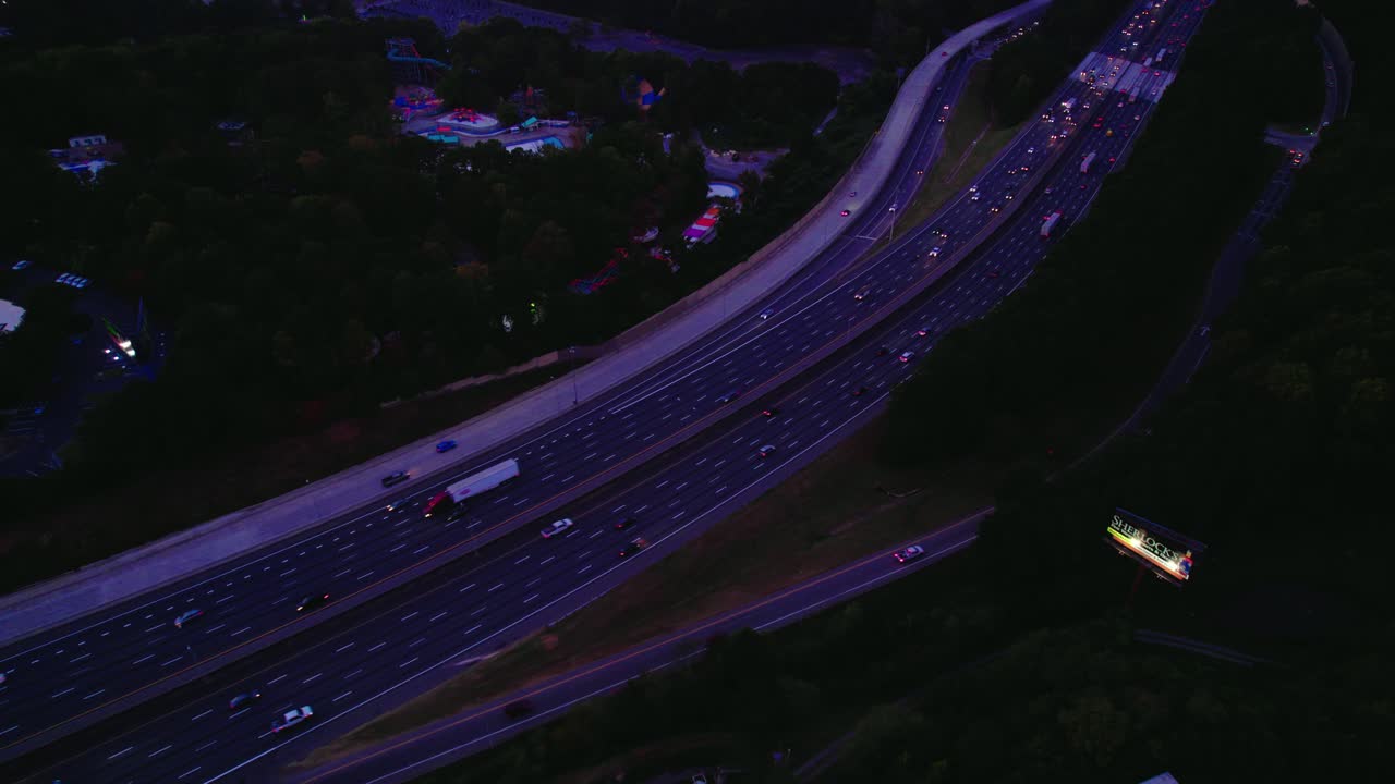 marietta, georgia flujo de tráfico en la i-75, después de la puesta de sol por la noche