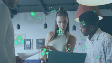 animación de iconos de ecología sobre diversos colegas discutiendo el trabajo en la oficina