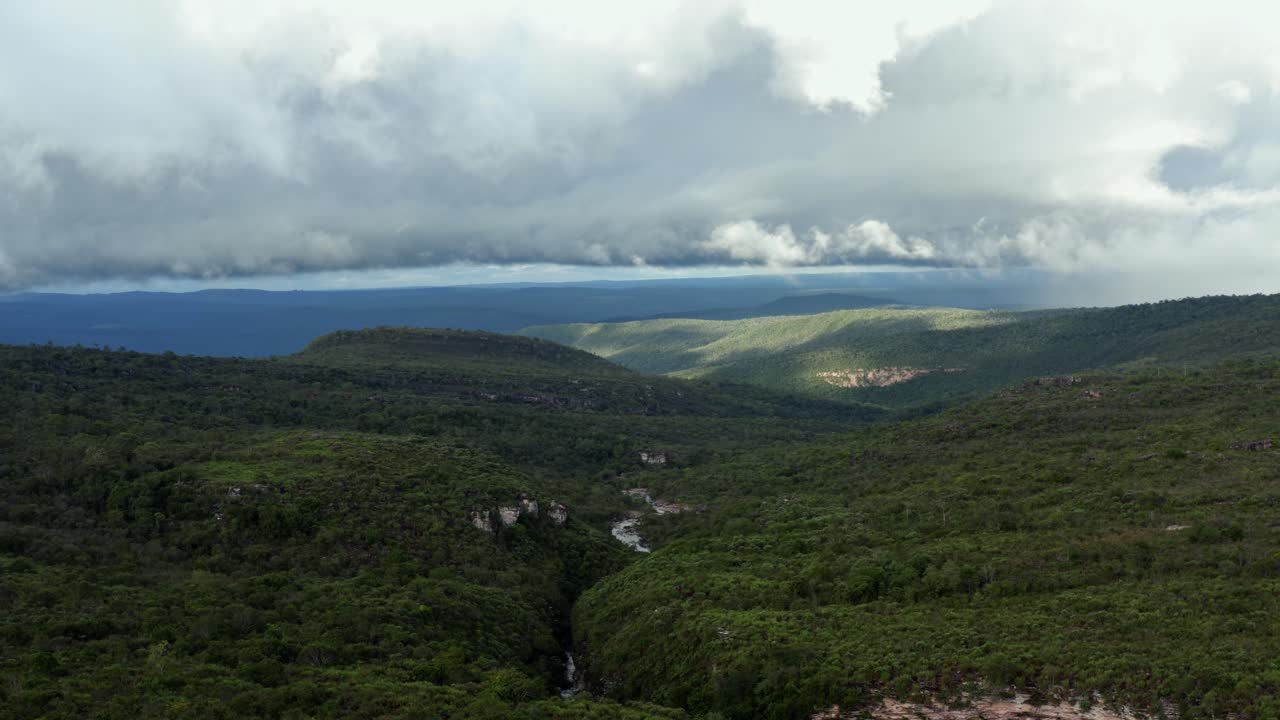 impresionante toma aérea de drones de colinas verdes, un río ventoso y un cielo nublado en el famoso y hermoso parque nacional chapada diamantina en el noreste de brasil