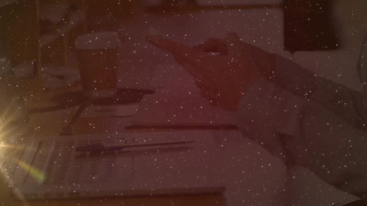 스마트 폰을 사용하는 두 인종 여성에 대한 미디어 아이콘과의 연결 네트워크의 애니메이션