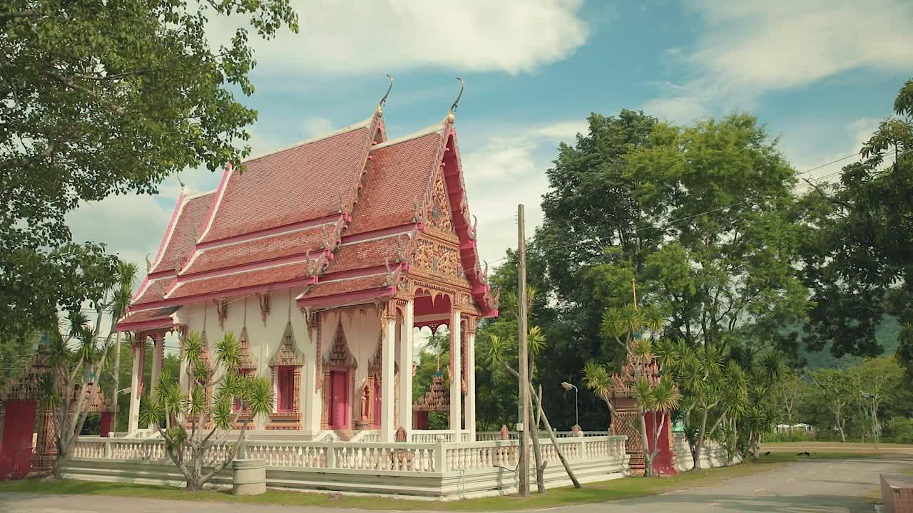 hermoso templo tailandés en tailandia en un entorno natural con cielo azul