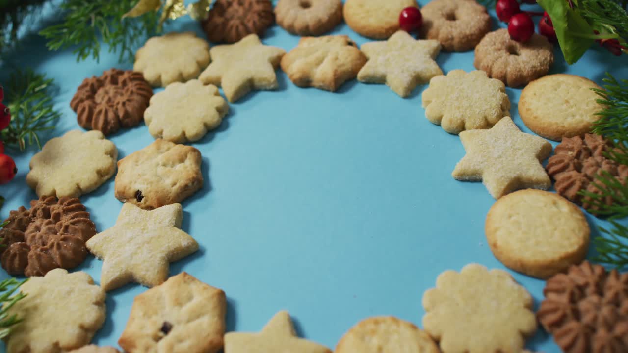 Weihnachtsdekorationen mit Plätzchen und Textfreiraum auf blauem Hintergrund