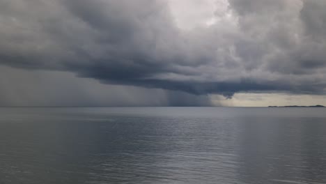 nubes grises tormentosas corriendo a través del tiempo del agua