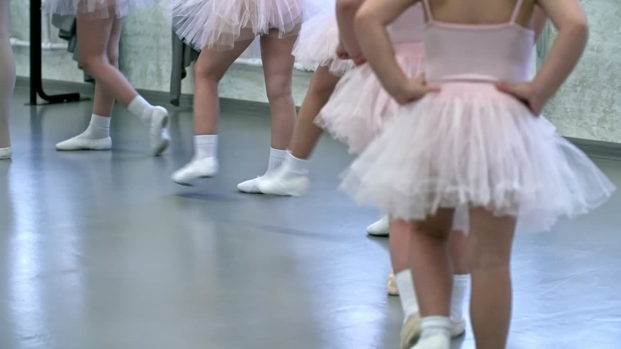 다리 운동 을 하는 어린 소녀 들