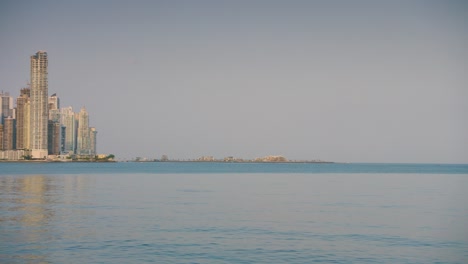 una toma panorámica revela el horizonte de la ciudad de panamá panamá