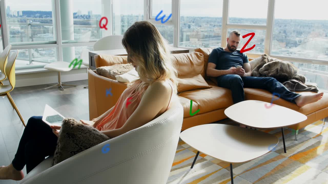 집 에서 전자 장치 를 사용 하는 남자 와 여자 에게서 날아다니는 글자 들 의 애니메이션