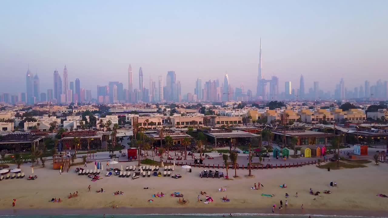 해가 지는 동안 두바이 스카이라인 공중 풍경