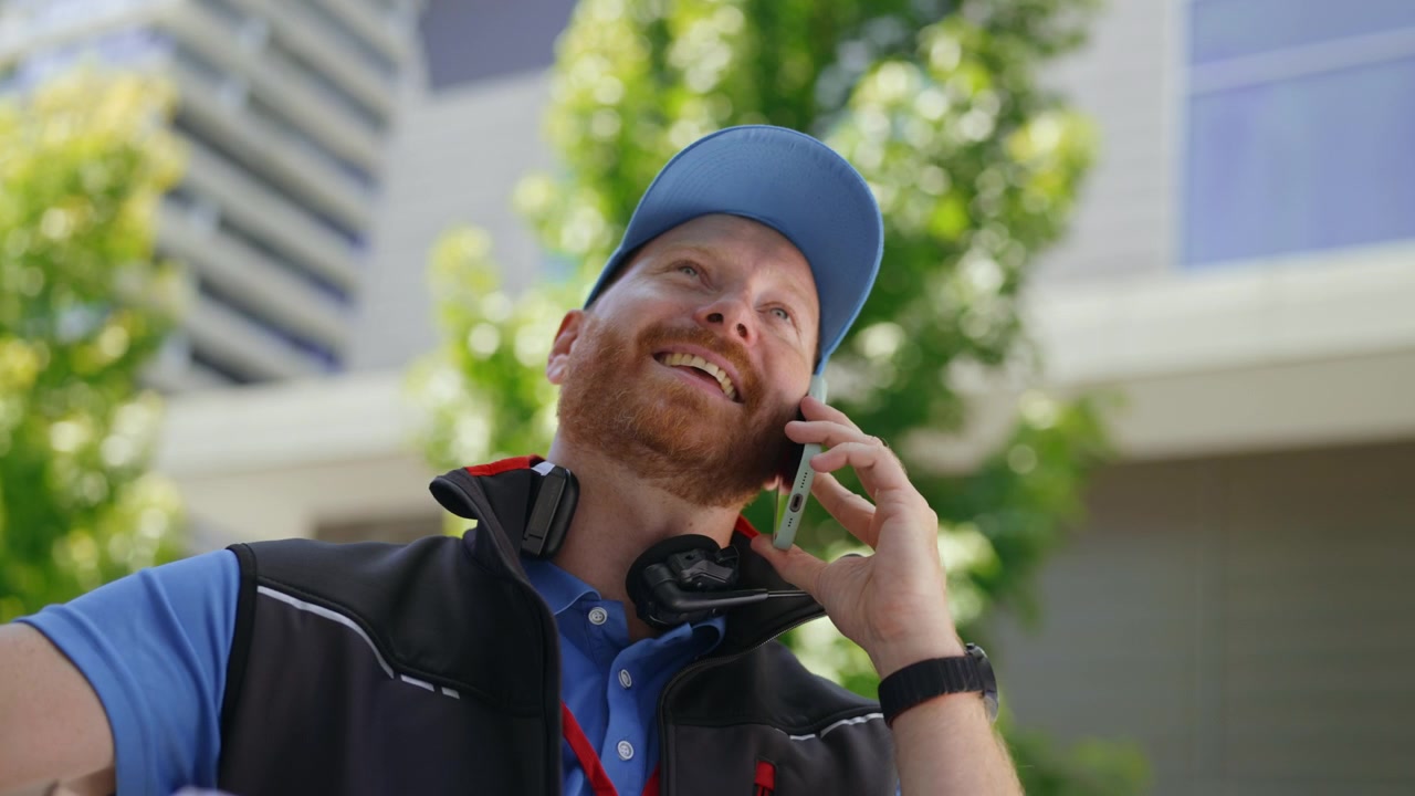 Dışarıda Akıllı Telefonla Konuşan Kargo Dağıtım Şoförü