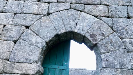 Puerta-Verde-Azulado-Del-Castillo-De-Monforte,-Chaves,-Portugal