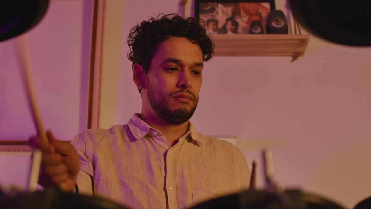 hombre tocando la batería