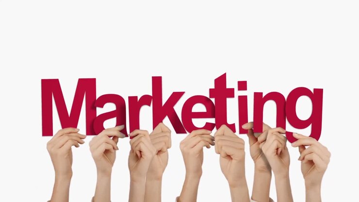 Hände, die Marketing halten