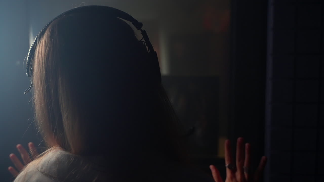 스튜디오에서 여성 보컬을 녹음하는 것