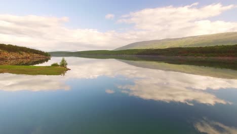 excelente vista al lago tranquilo