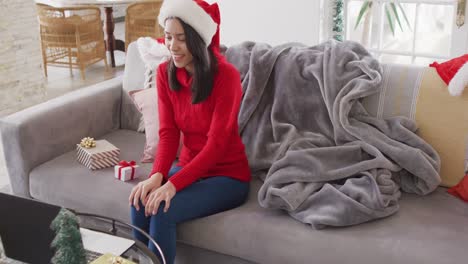 Mujer-Birracial-Con-Gorro-De-Papá-Noel-Teniendo-Videollamada